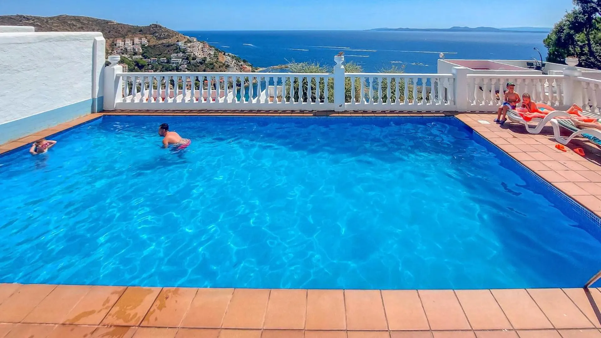 Apartment With Furnished Terrace Roses Spain