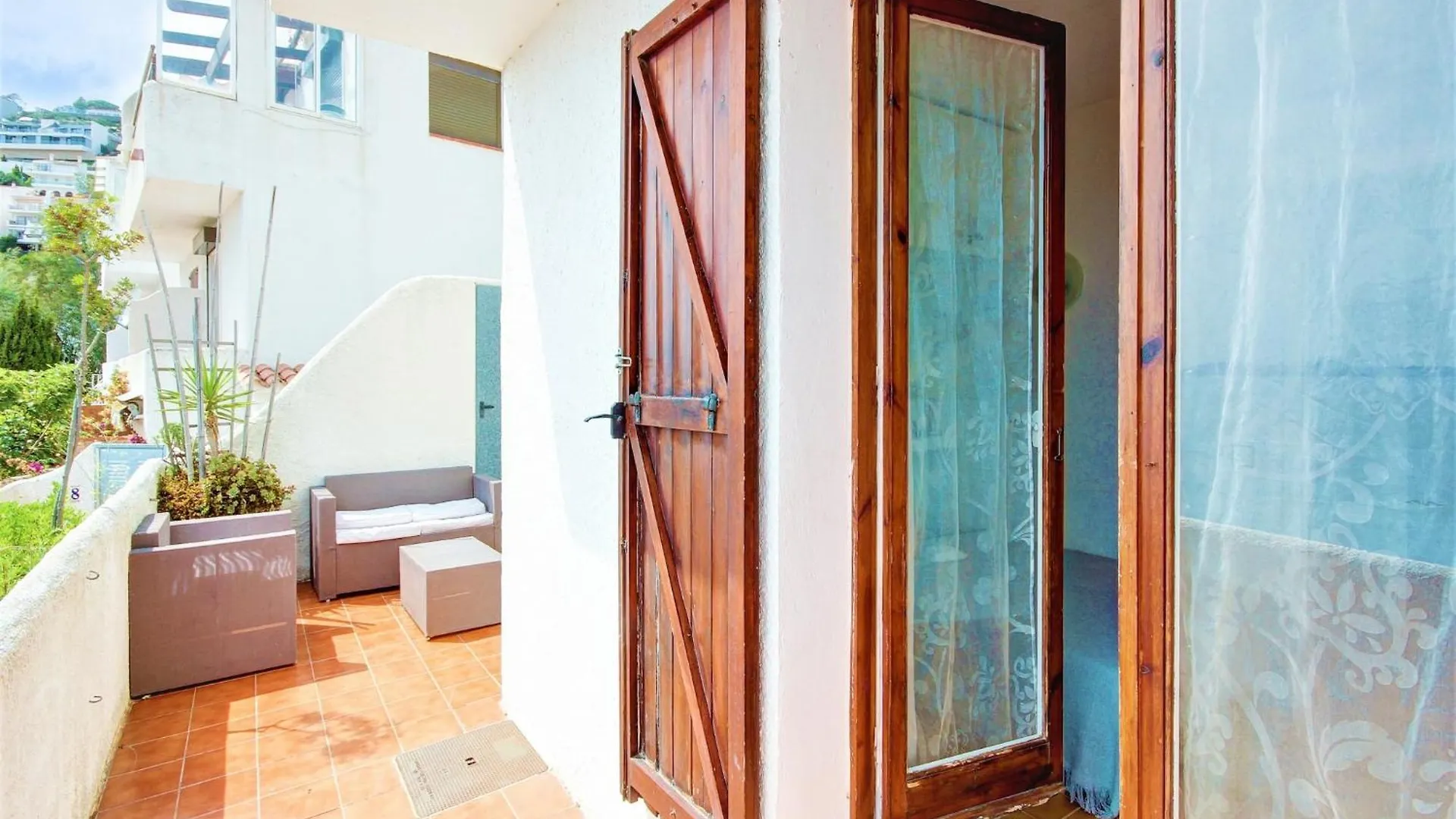 Apartment With Furnished Terrace Roses