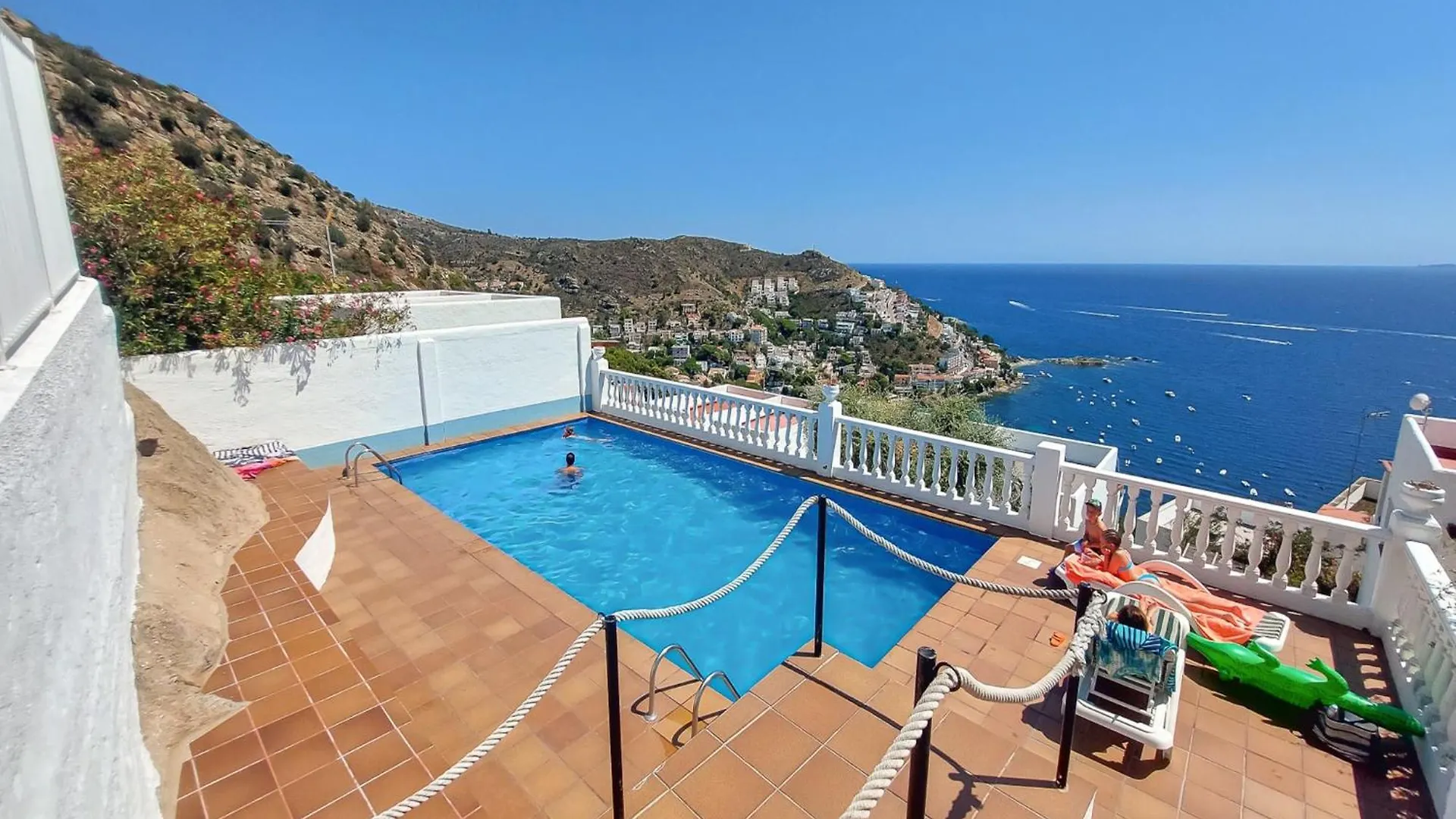 Apartment With Furnished Terrace Roses