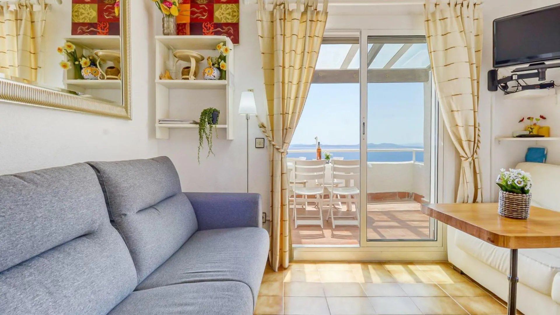 Apartment With Furnished Terrace Roses